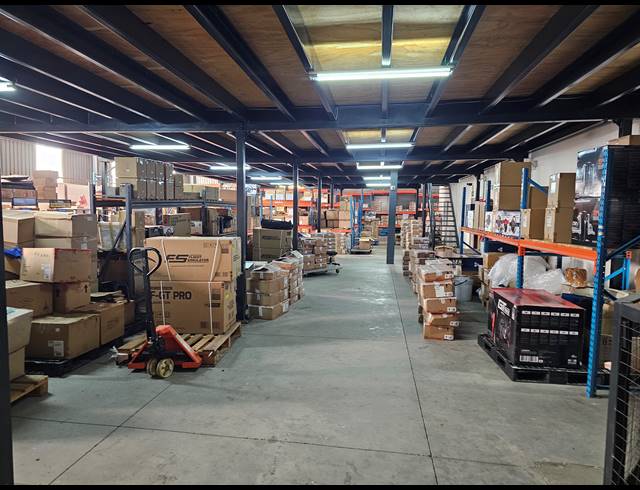 1,280M² WAREHOUSE FOR SALE IN NORTH RIDING